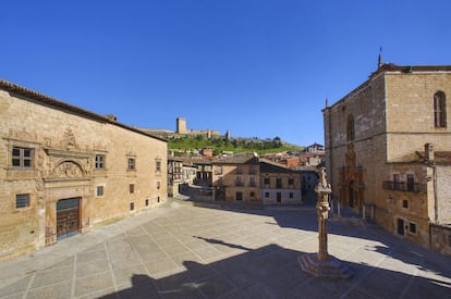 Pequeña población a 18 kilómetros de Aranda de Duero, Peñaranda de Duero (Burgos) cuenta con un gran conjunto monumental: la Plaza Mayor flanqueada por la iglesia de Santa Ana (ex-colegiata) y el palacio de los Condes de Miranda. Su castillo data del siglo X y fue remodelado completamente en el XV (siglo en el que se construyó la muralla, de la que se conservan dos de las tres puertas). Peñaranda de Duero presenta un atractivo casco medieval de planta alargada.