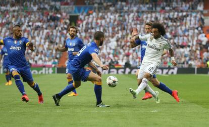 Marcelo entre diversos jugadors de la Juventus en el partit de la Champions League.