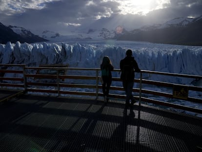 Unos turistas observan el glaciar Perito Moreno en el Parque Nacional Los Glaciares (Argentina).