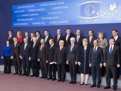 Foto de familia de los asistentes a la cumbre semestral de Jefes de Estado y de Gobierno de la Unión Europea (UE) en Bruselas.