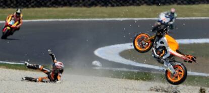 Márquez, instantes después de colisionar contra Wilairot, sobre la gravilla de Phillip Island. Su moto, en la zona derecha de la imagen, todavía suspendida en el aire fruto del impacto.