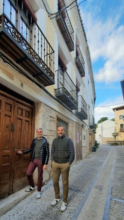 Rafa León (dcha) junto a su pareja en su casa de Pastrana.