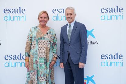 Joaquín Duato, CEO de Johnson & Johnson y antiguo alumno de Esade, ha recibido este lunes el Premio Esade 2022 en reconocimiento por su liderazgo global y su apuesta por la tecnología como palanca de transformación. El directivo ha recogido el galardón durante la celebración de la XXVI Jornada Anual Esade Alumni, que ha reunido a más de 1.000 antiguos alumnos de la institución, en el Teatro Nacional de Cataluña.