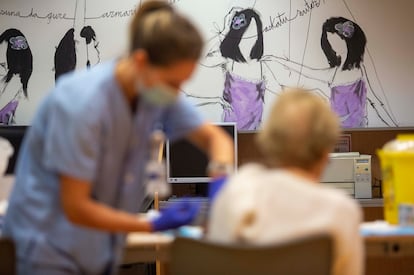 Inicio de vacunación en la pasada campaña de la gripe en la casa de Cultura de Oquendo, en San Sebastián (Gipuzkoa).