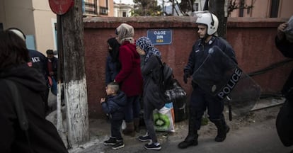 Un policia antidisturbios griego desaloja las inmediaciones del puerto de Mitelene, Lesbos.
