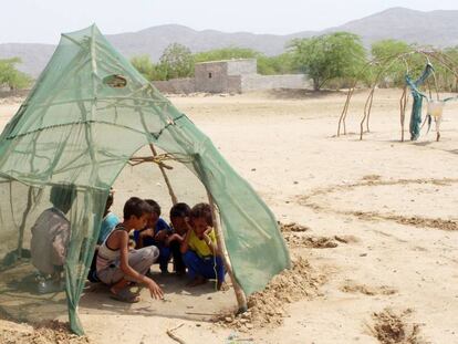 Niños yemeníes desplazados de Hodeida juegan en el distrito de Abs, en el noroeste del país.