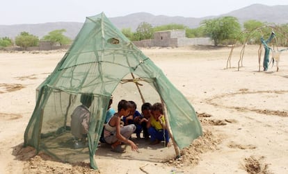 Niños yemeníes desplazados de Hodeida juegan en el distrito de Abs, en el noroeste del país.