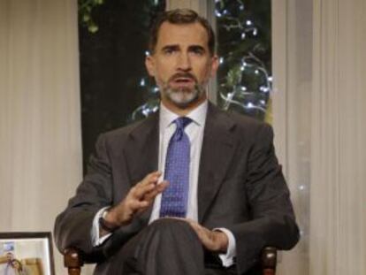 El rey Felipe VI comparece ante los españoles desde el Palacio de La Zarzuela con el pimer mensaje televisado de Navidad de su reinado