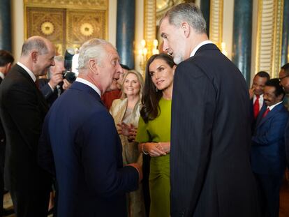 El rey Carlos III habla con los reyes de España, Felipe y Letizia, durante la recepción en el Palacio de Buckingham la víspera de la coronación.