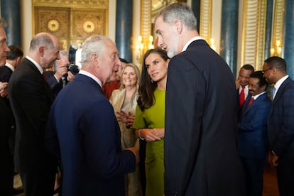 Los reyes de España, don Felipe y doña Letizia, salieron esta tarde de la residencia del embajador español en Londres para participar en la recepción que Carlos III ofrece en Buckingham. En la imágen, los tres monarcas en un momento de la recepción en el interior del palacio.