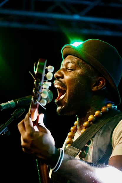 El cantante de Kyekyeku & Ghanalogue Highlife lo dio todo en el escenario del Accra Tourist Centre de Accra y dejó claro quien es quién. El público ni respiró durante la actuación. Hasta se atrevió con los sonidos flamencos, en honor a los españoles presentes.