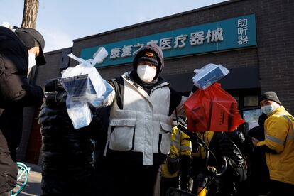 Un repartidor recoge medicinas de una saturada farmacia en Beijing, este miércoles. 