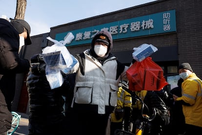 Un repartidor recoge medicinas de una saturada farmacia en Beijing, este miércoles.