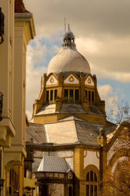 Sinagoga en el centro de Novi Sad (Serbia).