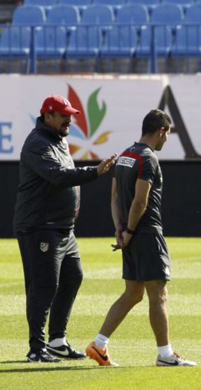 El técnico del Atlético de Madrid, Diego Pablo Simeone (d), y el 'Mono' Burgos, durante el entrenamiento.