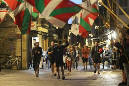 Aitor Zelaia (en el centro) es recibido en Vitoria tras salir de la cárcel.