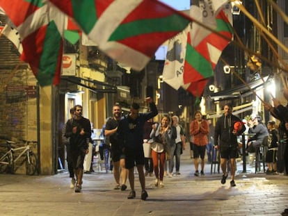 Aitor Zelaia (en el centro) es recibido en Vitoria tras salir de la cárcel.