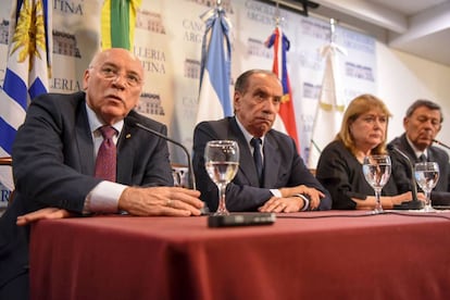 Os chanceleres Eladio Loizaga (Paraguai), Aloysio Nunes (Brasil), Susana Malcorra (Argentina) e Rodolfo Nin Novoa (Uruguai) durante a entrevista coletiva em Buenos Aires