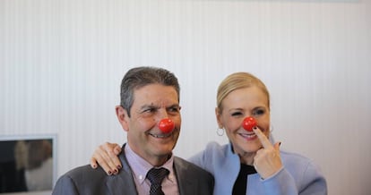 Cristina Cifuentes, presidenta de la Comunidad de Madrid, junto a Guillem Morlà, vicepresidente de la Asociación La Sonrisa Médica de Baleares.