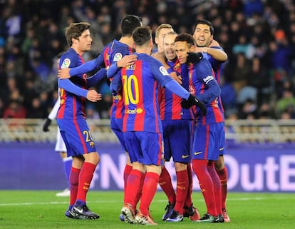 Los jugadores del Barcelona celebran con Neymar el gol.