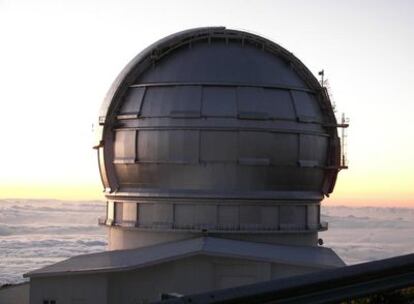 El Gran Telescopio Canarias tiene un espejo primario segmentado de 10,4 metros de diámetro y de altas prestaciones cuya instalación se está completando en uno de los mejores lugares del hemisferio norte: el Observatorio del Roque de los Muchachos (La Palma, Islas Canarias).