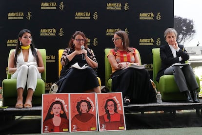Belem Barrera, Marcela Turati, Ana Lorena Delgadillo y Carmen Aristegui, durante una conferencia de prensa en Ciudad de México, este martes.
