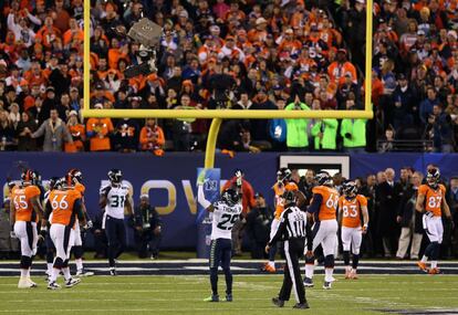 EAST RUTHERFORD, NJ - FEBRUARY 02: Rree safety Earl Thomas, de Seattle, levanta los brazos durante una jugada del partido