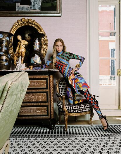 La modelo Brooks Baldwin posa en la casa-taller de Lorenzo Castillo en Madrid con top de manga larga elástico en licra con estampado Festa, falda en seda con print Orchidee, leggings elásticos en licra con estampado Festa, brazaletes dorados y sandalias Emilio, todo de Pucci.