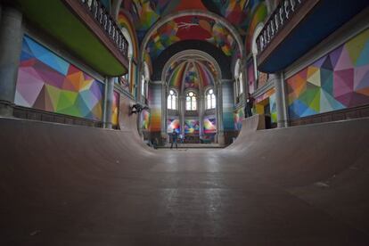 La pista de skate, reinando en el suelo de la iglesia.
