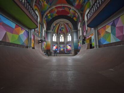 La pista de 'skate' en la antigua iglesia de Santa Bárbara, en Llanera (Asturias).