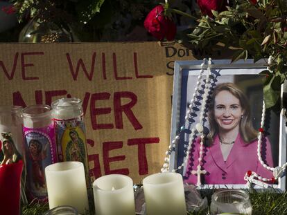 Un homenaje a Gabrielle Giffords, ante el hospital de Tucson en el que permanece ingresada.