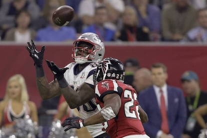 Martellus Bennett caputra el balón ante la presión de Keanu Neal