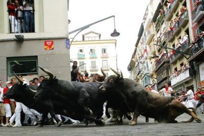 Los toros toman la curva de la estafeta