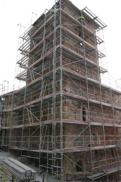 Un andamio protege la torre de la iglesia de Sant Pere de Ripoll, durante los trabajos de rehabilitación.