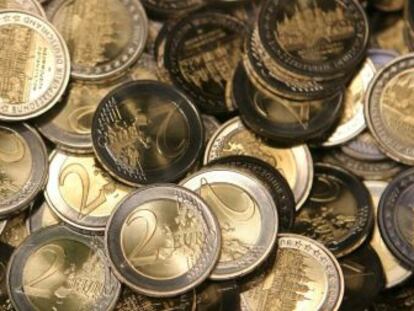 En la imagen, monedas de dos euros amontonadas. EFE/Archivo