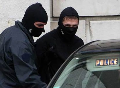 Mikel San Sebastián, a la derecha, escoltado por un policía a la salida del Tribunal de Apelación de Pau.