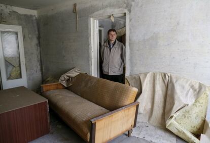 Oleksii Iermakov, de 41 anys, a l'habitatge on vivia quan va ser evacuat després de l'explosió, a Prípiat (Ucraïna).