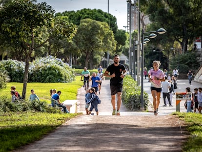 Personas haciendo deporte por el cauce Del Río Túria en la ciudad de Valencia.