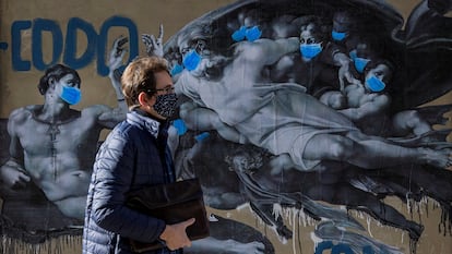 Un hombre pasa este sábado ante un mural del artista anónimo llamado Sentydo, que realiza intervenciones a lo largo de los últimos meses en Pola de Siero, Asturias.