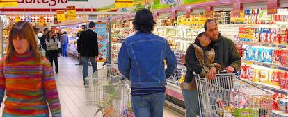 Varios clientes hacen la compra en un supermercado Eroski