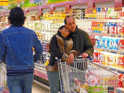 Varios clientes hacen la compra en un supermercado Eroski