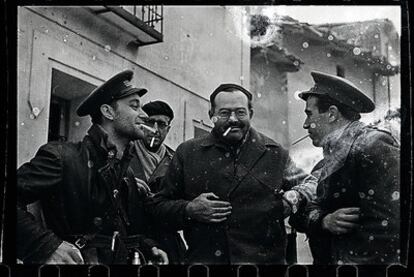 Los periodistas Herbert Matthews y Ernest Hemingway conversan con dos militares republicanos en una fotografía de Capa.