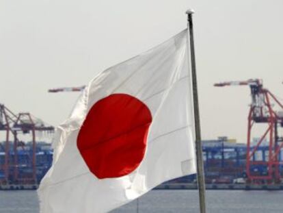Una bandera nipona ondea en el puerto de Tokio, Jap&oacute;n. 