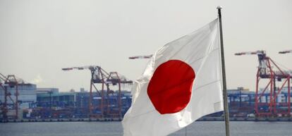 Una bandera nipona ondea en el puerto de Tokio, Japón.