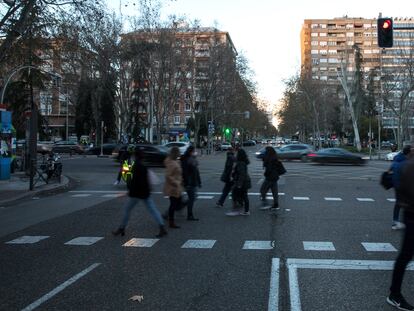 Ambiente en una zona confinada: la calle Orense , Madrid, a finales de diciembre.