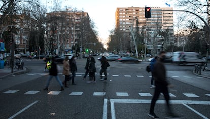 Ambiente en una zona confinada: la calle Orense , Madrid, a finales de diciembre.