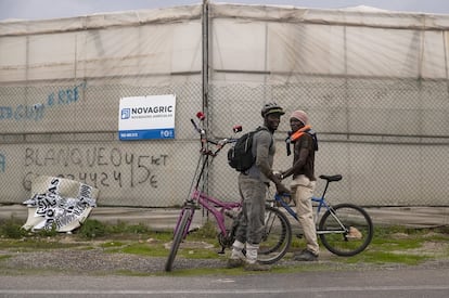 Inmigrantes en El Ejido, al termino de la jornada laboral, junto al invernadero donde trabajan.