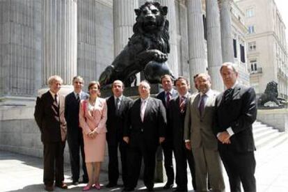 La delegación de las Cortes Valencianas, junto a la escalinata del Congreso de los Diputados.