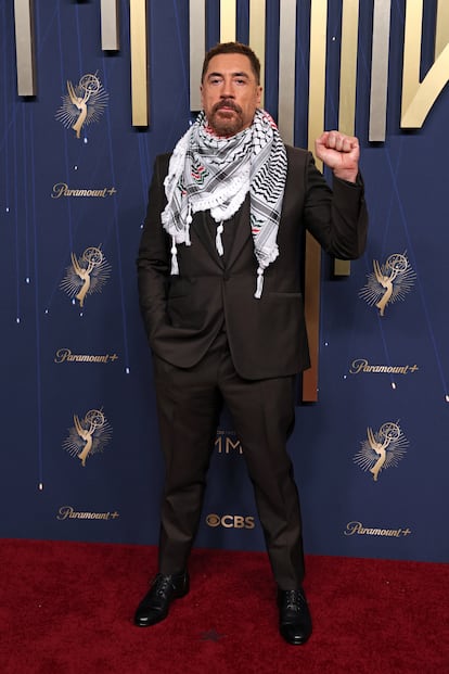 El actor español Javier Bardem, nominado por su papel en la serie 'Monstruos: La historia de Lyle y Erik Menéndez', lució una Kufiya, tradicional pañuelo palestino, por encima de su traje. Con este símbolo quiso denunciar el genocidio que está cometiendo Israel y mostrar su apoyo al pueblo palestino.