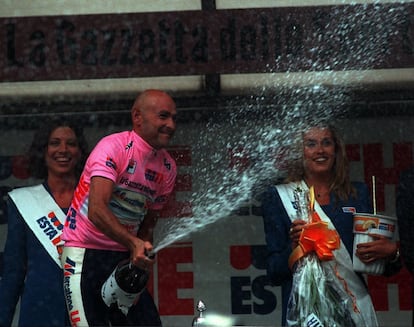 Marco Pantani festeja en el podio con cava su victoria en el Giro de Italia 98.